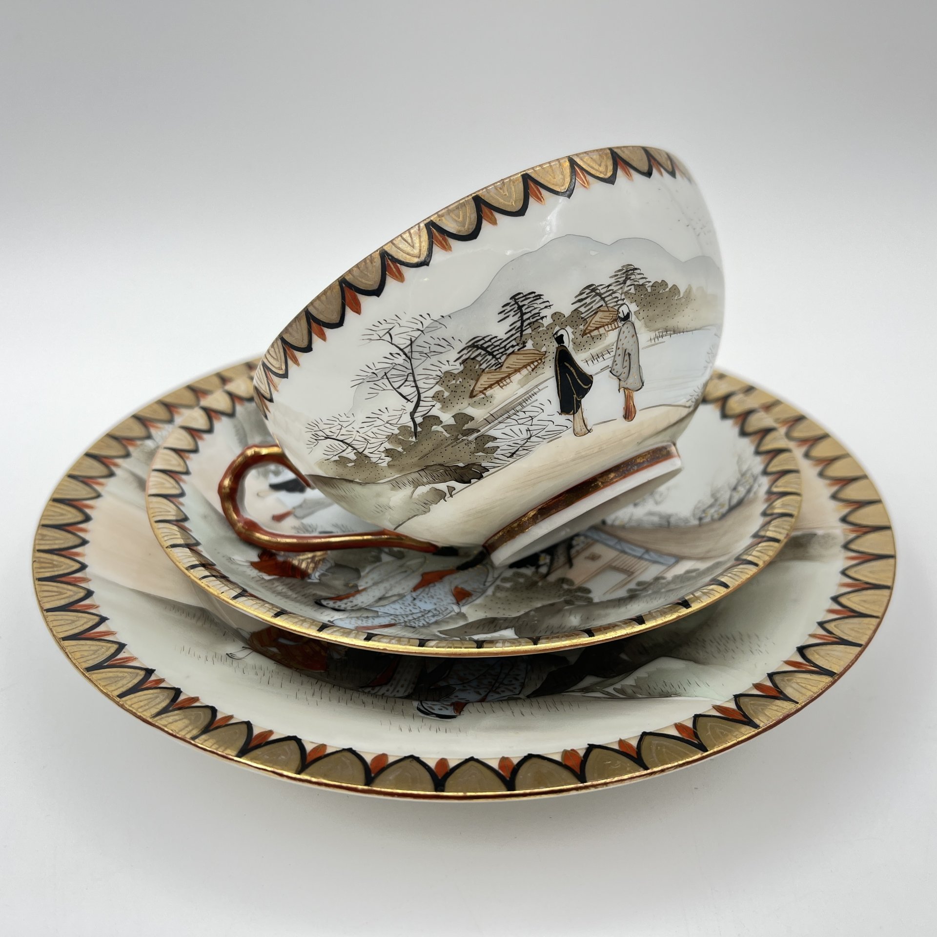 Чайное трио "Прогулка гейш ранней весной", фарфор, роспись, золочение, Япония, 1920-1950 гг.