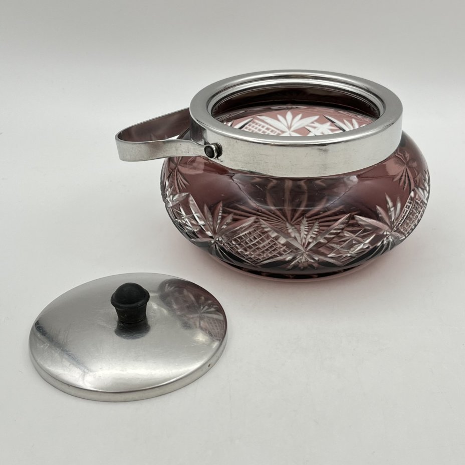 Сахарница из марганцевого стекла, украшенная растительным декором
