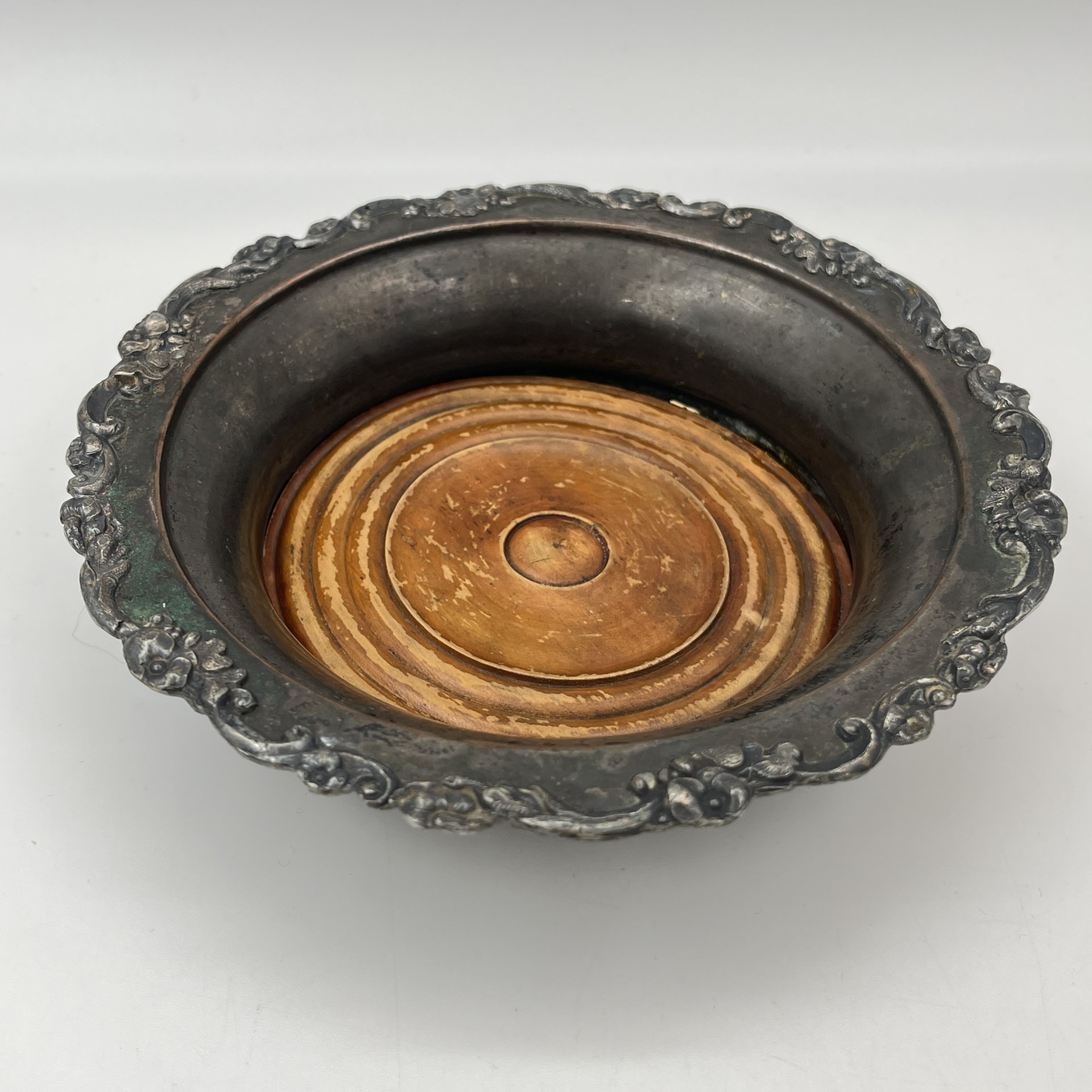 Конфетница с растительным декором вдоль борта, металл, серебрение, дерево, Фабрика накладного серебра А.В. Ксимантовского, Российская империя, 1839-1870 гг.