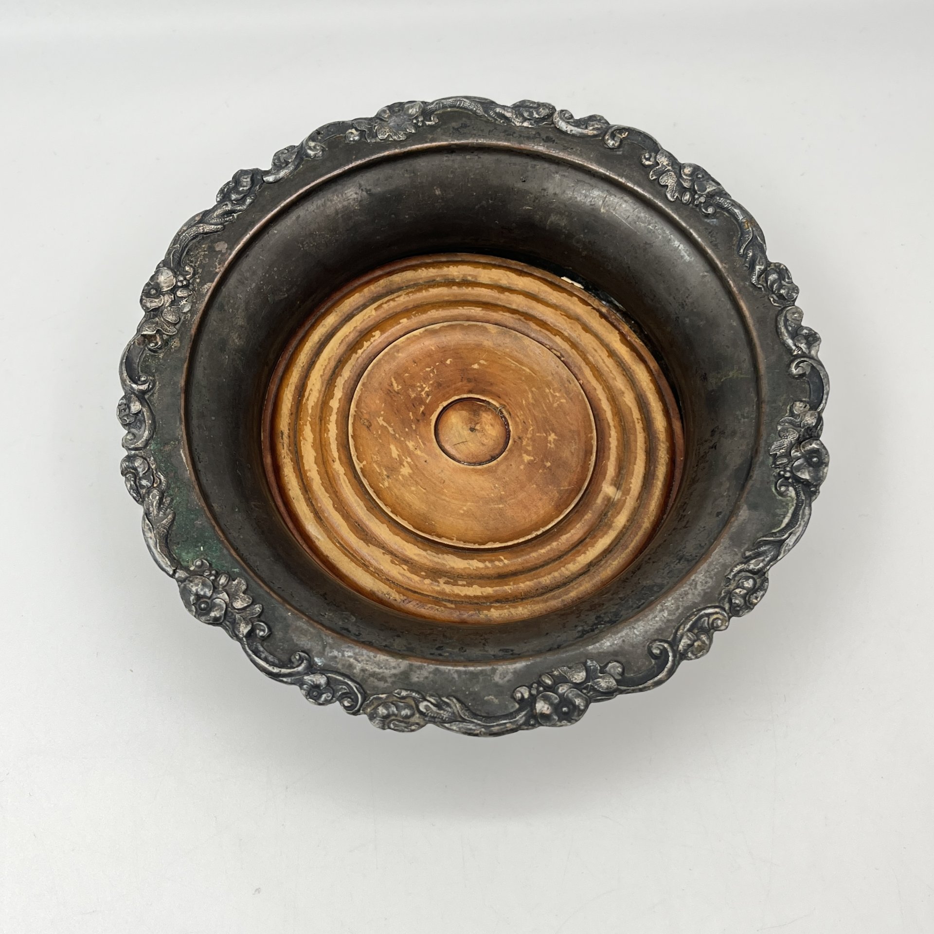 Конфетница с растительным декором вдоль борта, металл, серебрение, дерево, Фабрика накладного серебра А.В. Ксимантовского, Российская империя, 1839-1870 гг.
