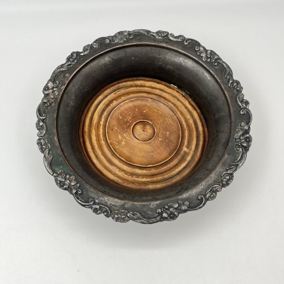 Конфетница с растительным декором вдоль борта, металл, серебрение, дерево, Фабрика накладного серебра А.В. Ксимантовского, Российская империя, 1839-1870 гг.