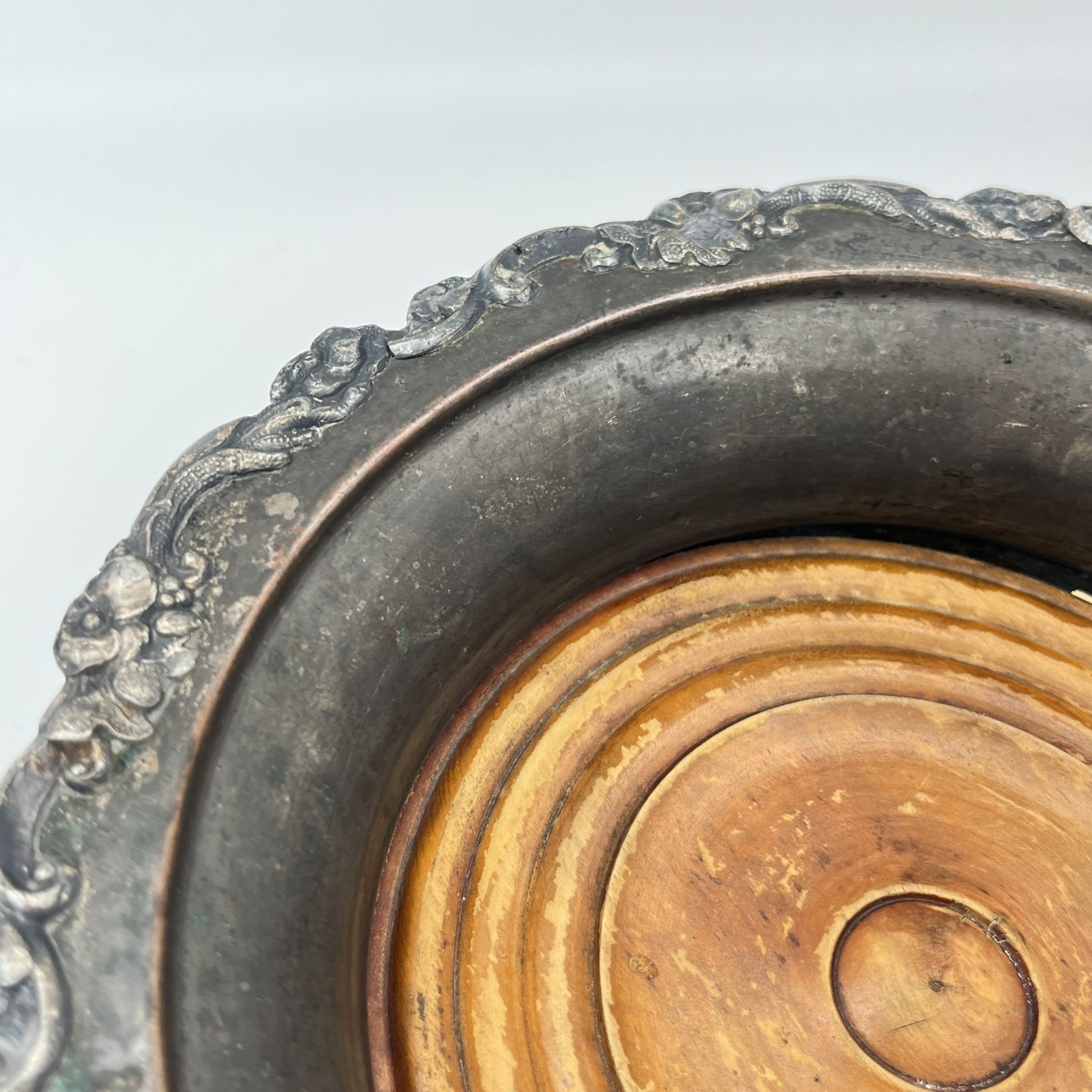 Конфетница с растительным декором вдоль борта, металл, серебрение, дерево, Фабрика накладного серебра А.В. Ксимантовского, Российская империя, 1839-1870 гг.