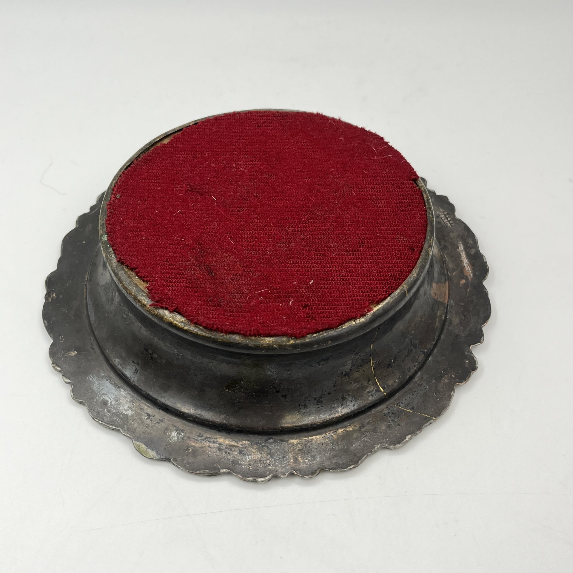 Конфетница с растительным декором вдоль борта, металл, серебрение, дерево, Фабрика накладного серебра А.В. Ксимантовского, Российская империя, 1839-1870 гг.