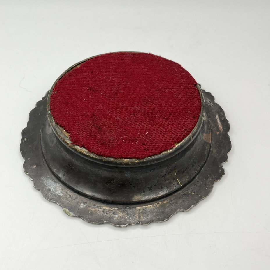 Конфетница с растительным декором вдоль борта, металл, серебрение, дерево, Фабрика накладного серебра А.В. Ксимантовского, Российская империя, 1839-1870 гг.