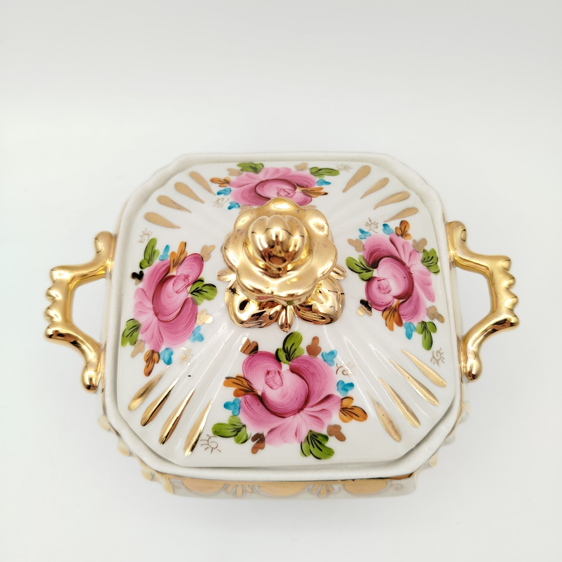 Сахарница, украшенная цветочным декором, фарфор, роспись, золочение, Объединение «Гжель», СССР, 1972-1985 гг.