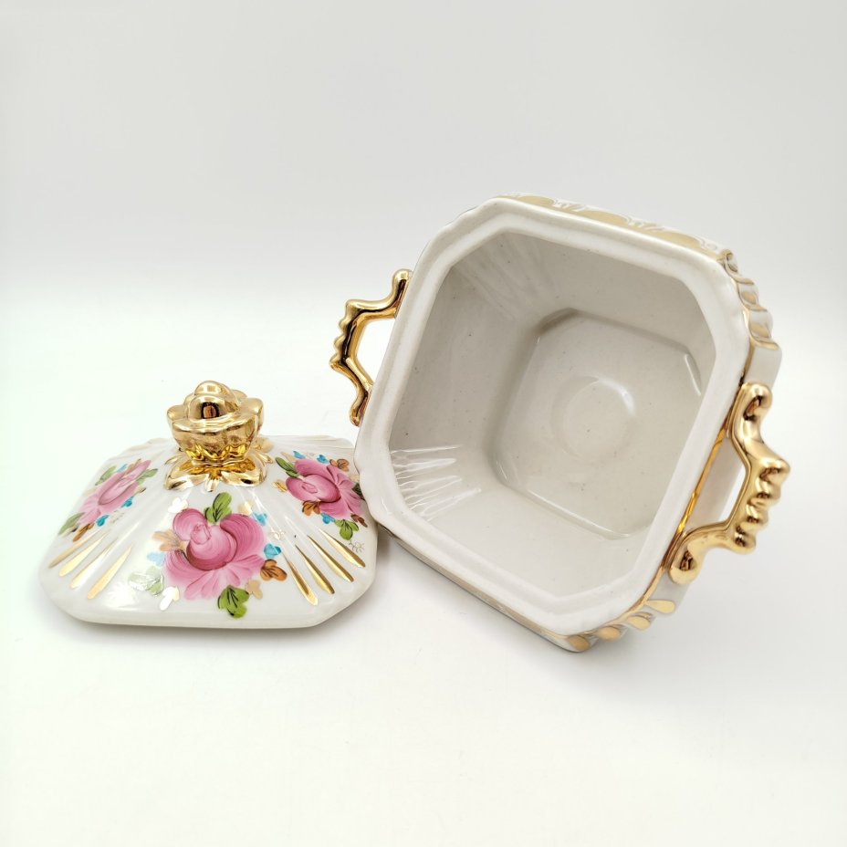 Сахарница, украшенная цветочным декором, фарфор, роспись, золочение, Объединение «Гжель», СССР, 1972-1985 гг.