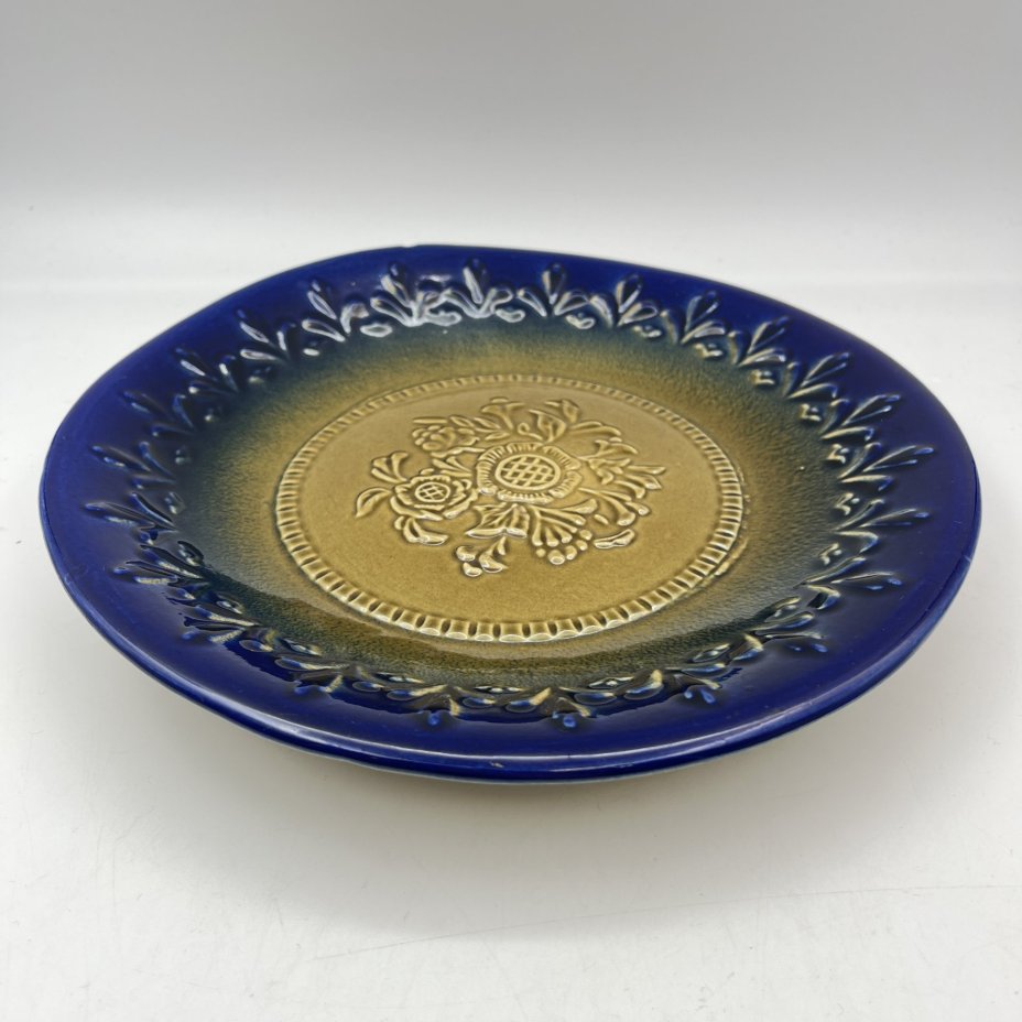 Блюдо "Букет улыбок" с рельефным декором, фаянс, поливы, Ленинградский завод «Стройфаянс», СССР, 1980-1990 гг.