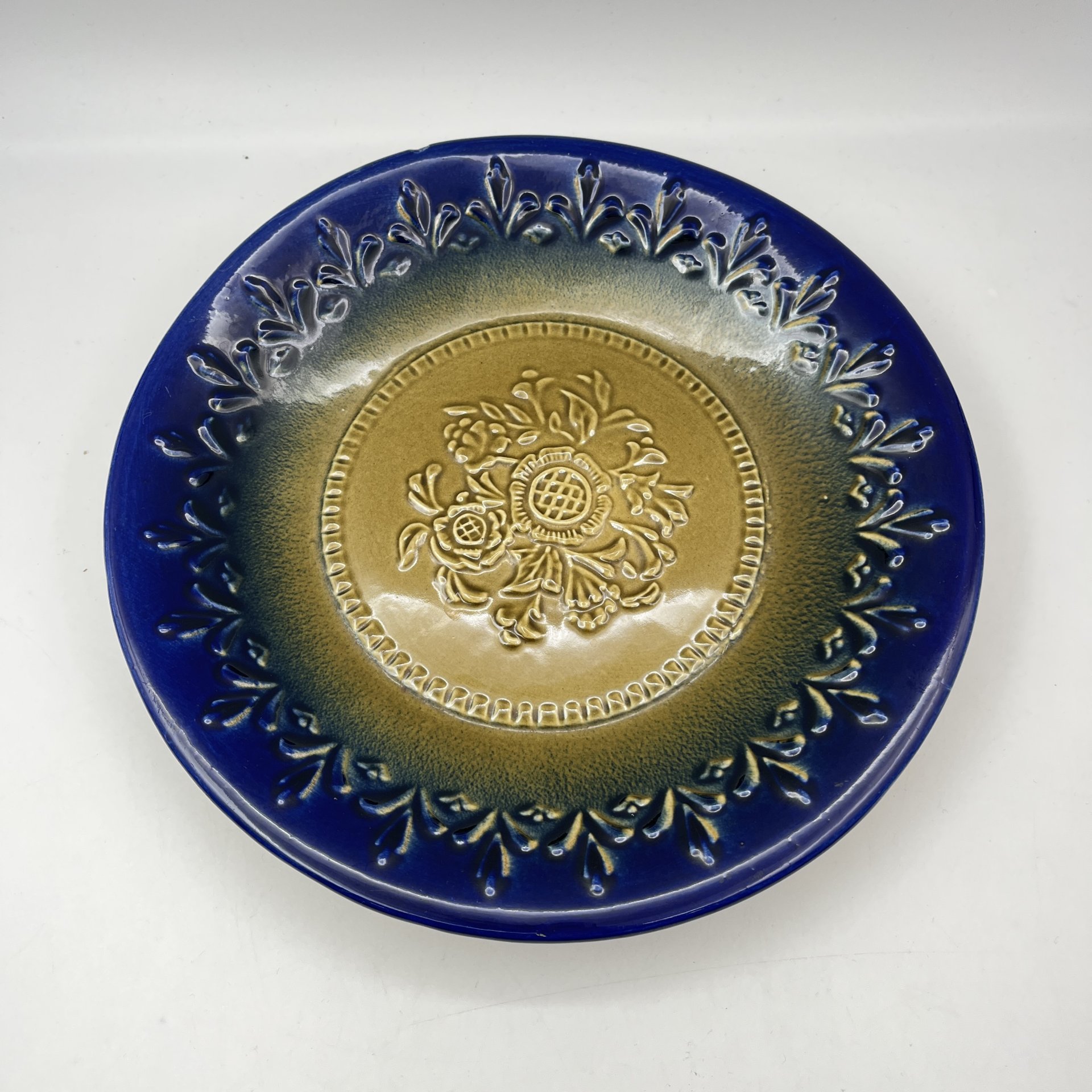 Блюдо "Букет улыбок" с рельефным декором, фаянс, поливы, Ленинградский завод «Стройфаянс», СССР, 1980-1990 гг.