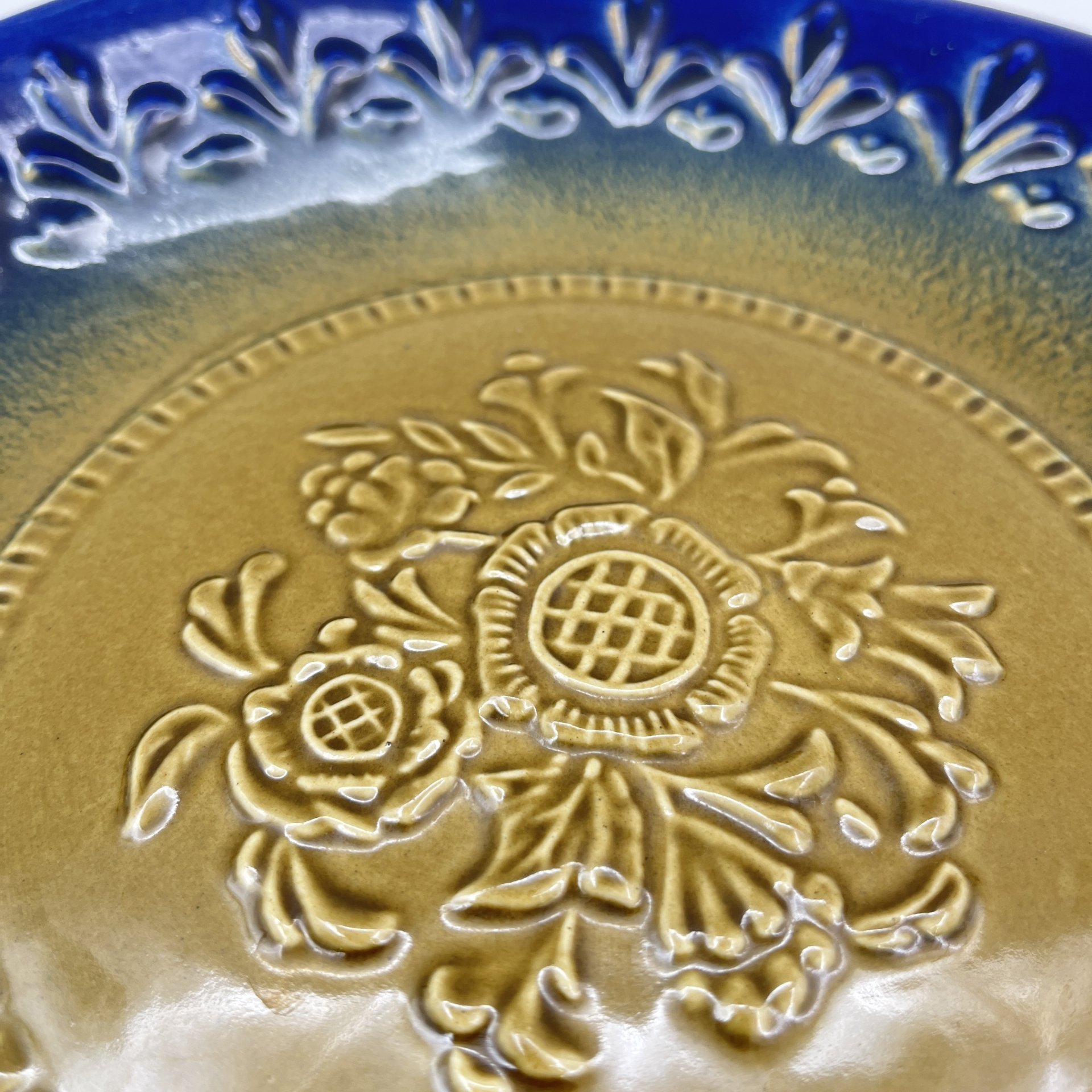 Блюдо "Букет улыбок" с рельефным декором, фаянс, поливы, Ленинградский завод «Стройфаянс», СССР, 1980-1990 гг.