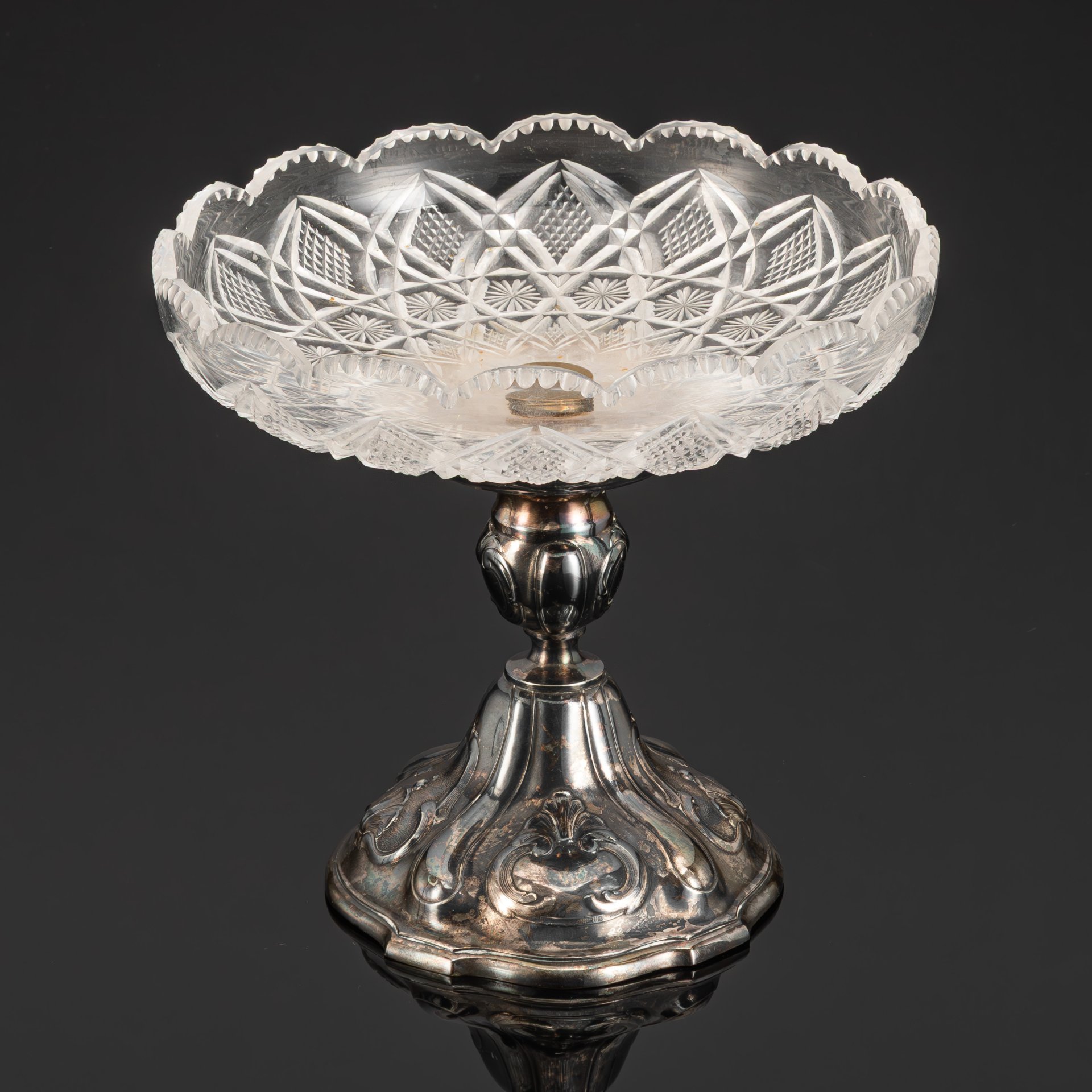 Фруктовница на фигурной металлической ножке