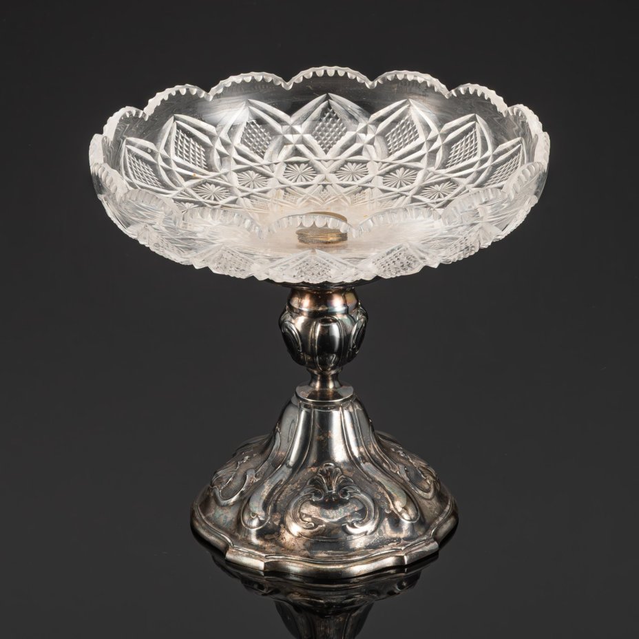 Фруктовница на фигурной металлической ножке