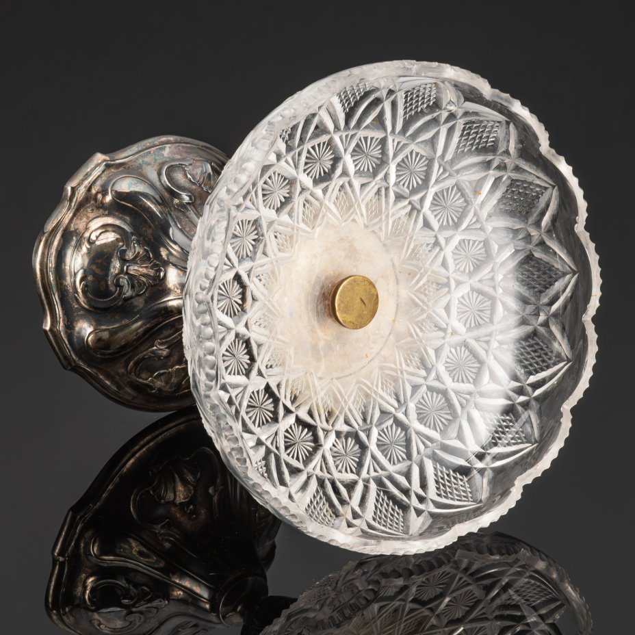 Фруктовница на фигурной металлической ножке