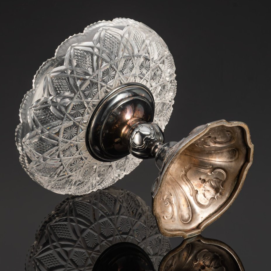 Фруктовница на фигурной металлической ножке