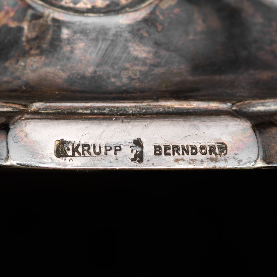 Фруктовница на фигурной металлической ножке