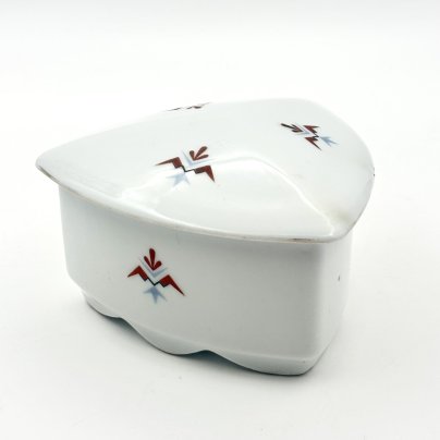 Шкатулка треугольной формы в стиле Art Deco, украшенная геометрическим декором, фарфор, деколь, Германия, 1930-1950 гг.