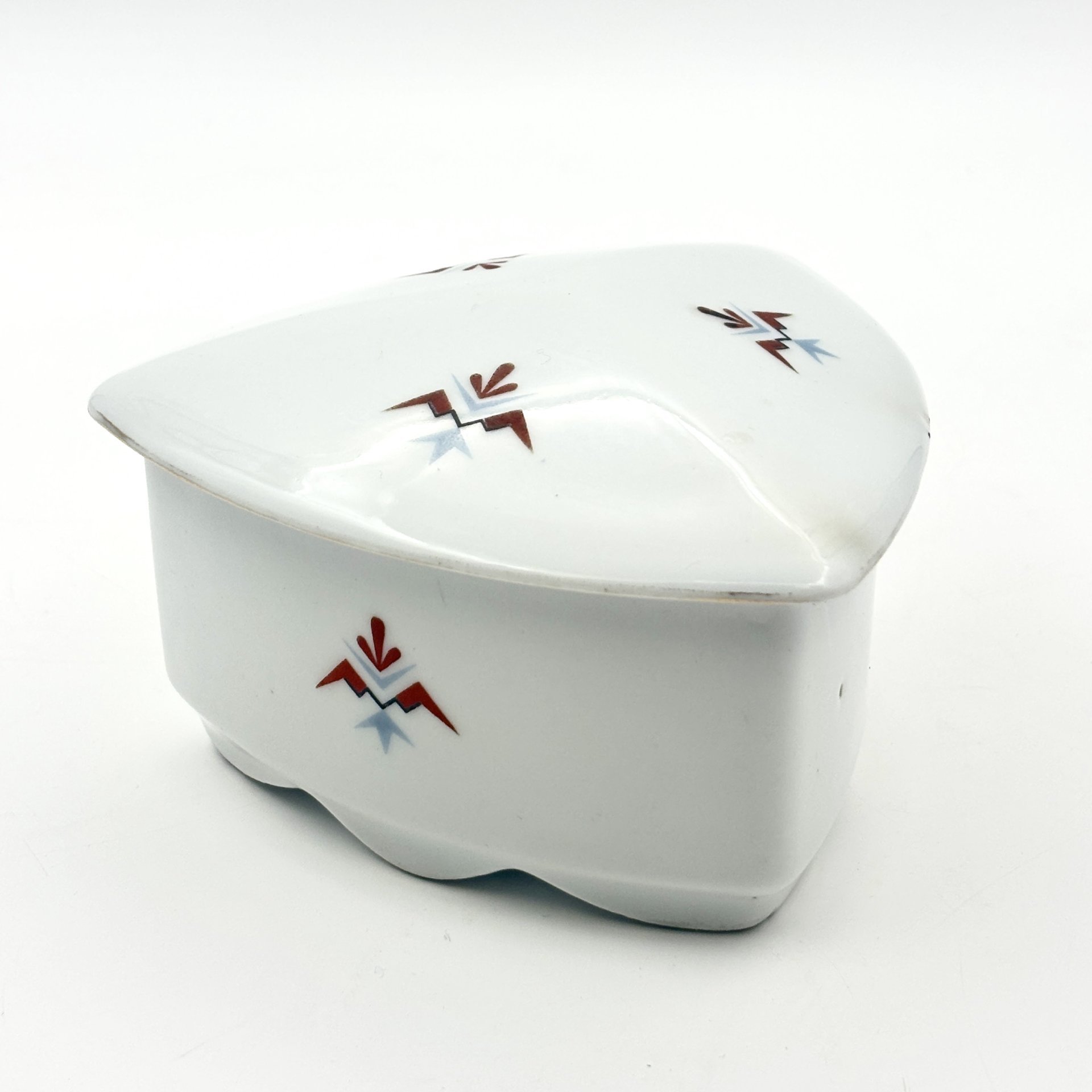 Шкатулка треугольной формы в стиле Art Deco, украшенная геометрическим декором, фарфор, деколь, Германия, 1930-1950 гг.