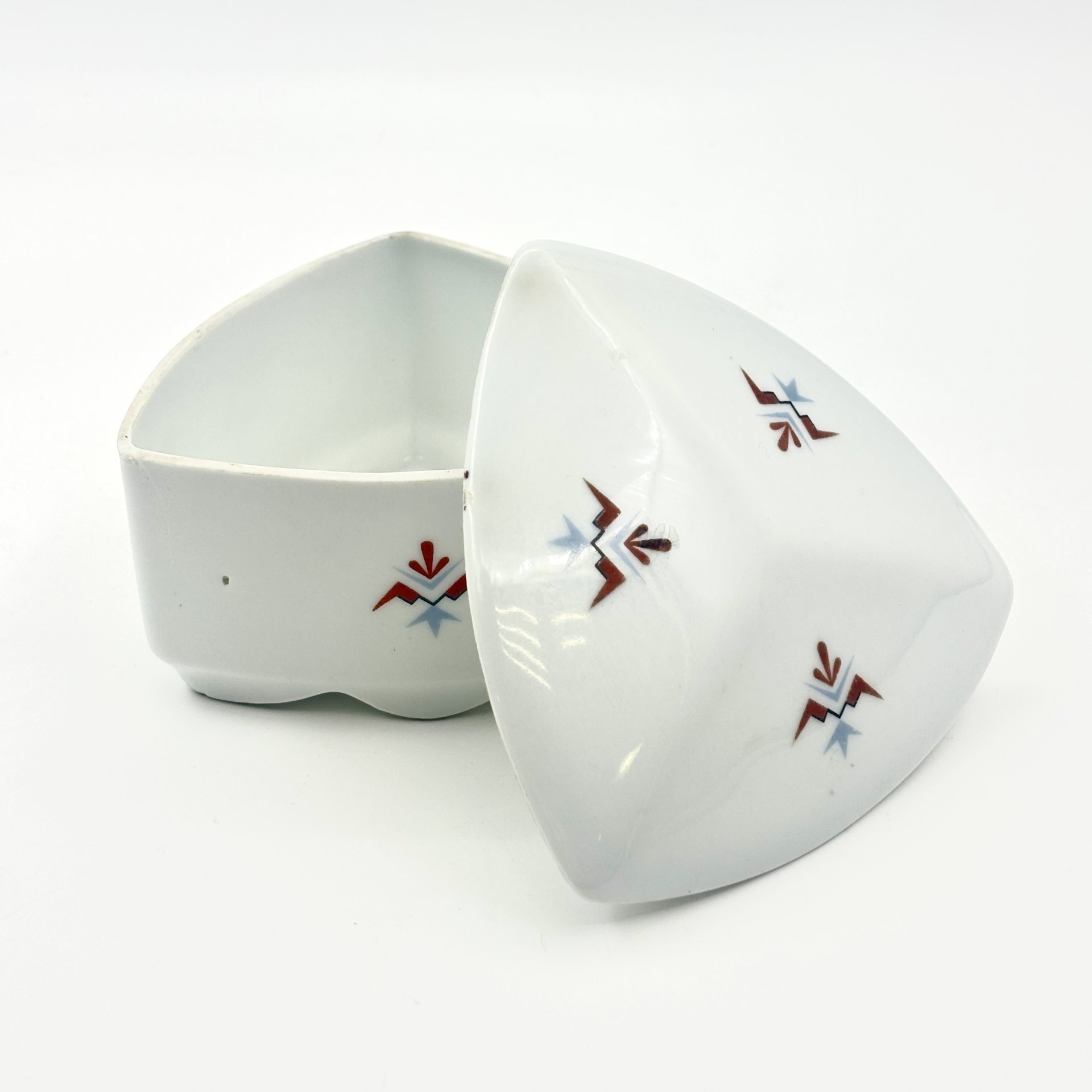 Шкатулка треугольной формы в стиле Art Deco, украшенная геометрическим декором, фарфор, деколь, Германия, 1930-1950 гг.