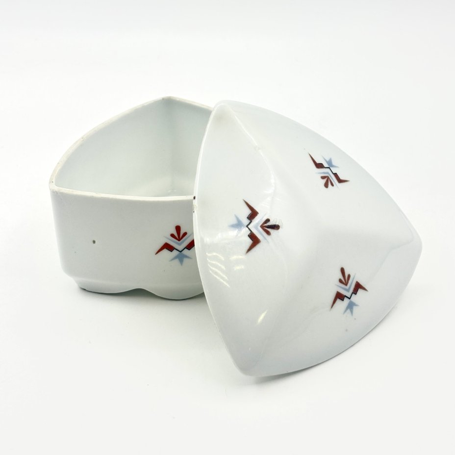 Шкатулка треугольной формы в стиле Art Deco, украшенная геометрическим декором