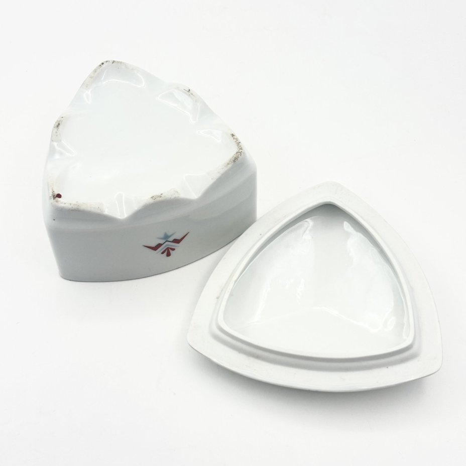 Шкатулка треугольной формы в стиле Art Deco, украшенная геометрическим декором