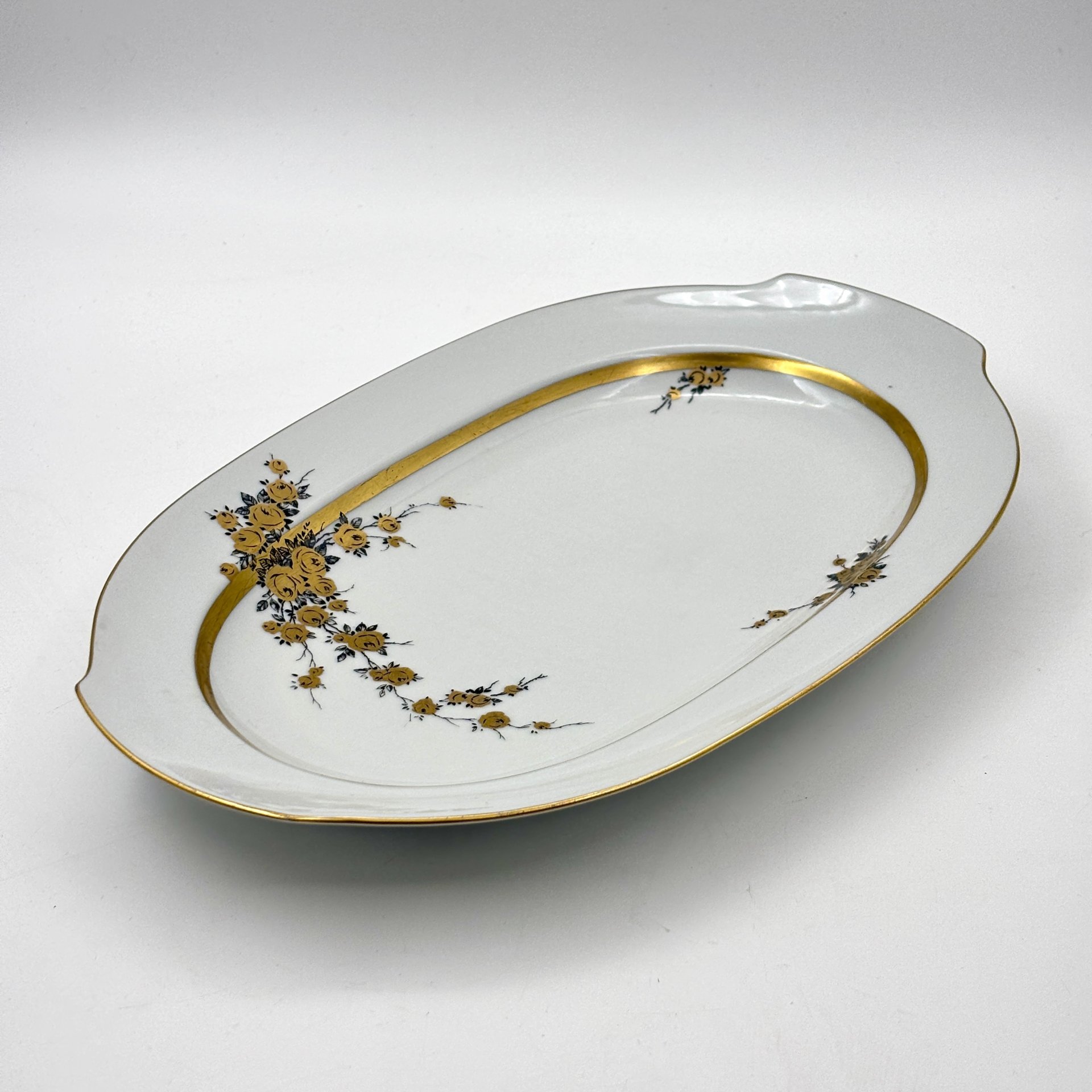 Блюдо овальной формы с цветочным декором золотистого цвета, фарфор, деколь, золочение, Graf Von Henneberg Porzellan, 1777 Jlmenau, ГДР, 1973-1977 гг.