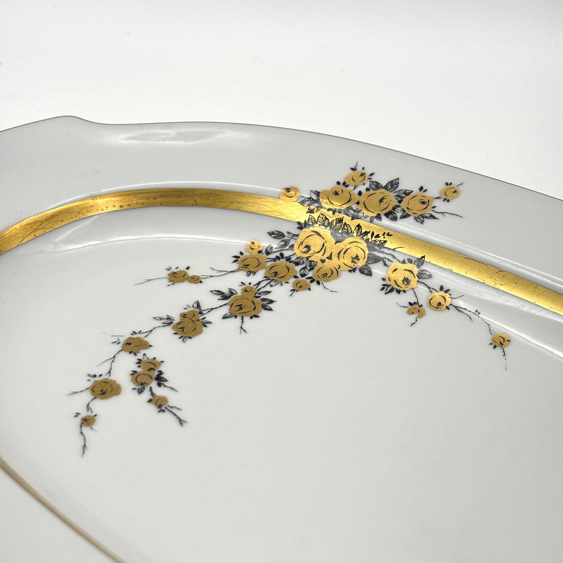 Блюдо овальной формы с цветочным декором золотистого цвета, фарфор, деколь, золочение, Graf Von Henneberg Porzellan, 1777 Jlmenau, ГДР, 1973-1977 гг.