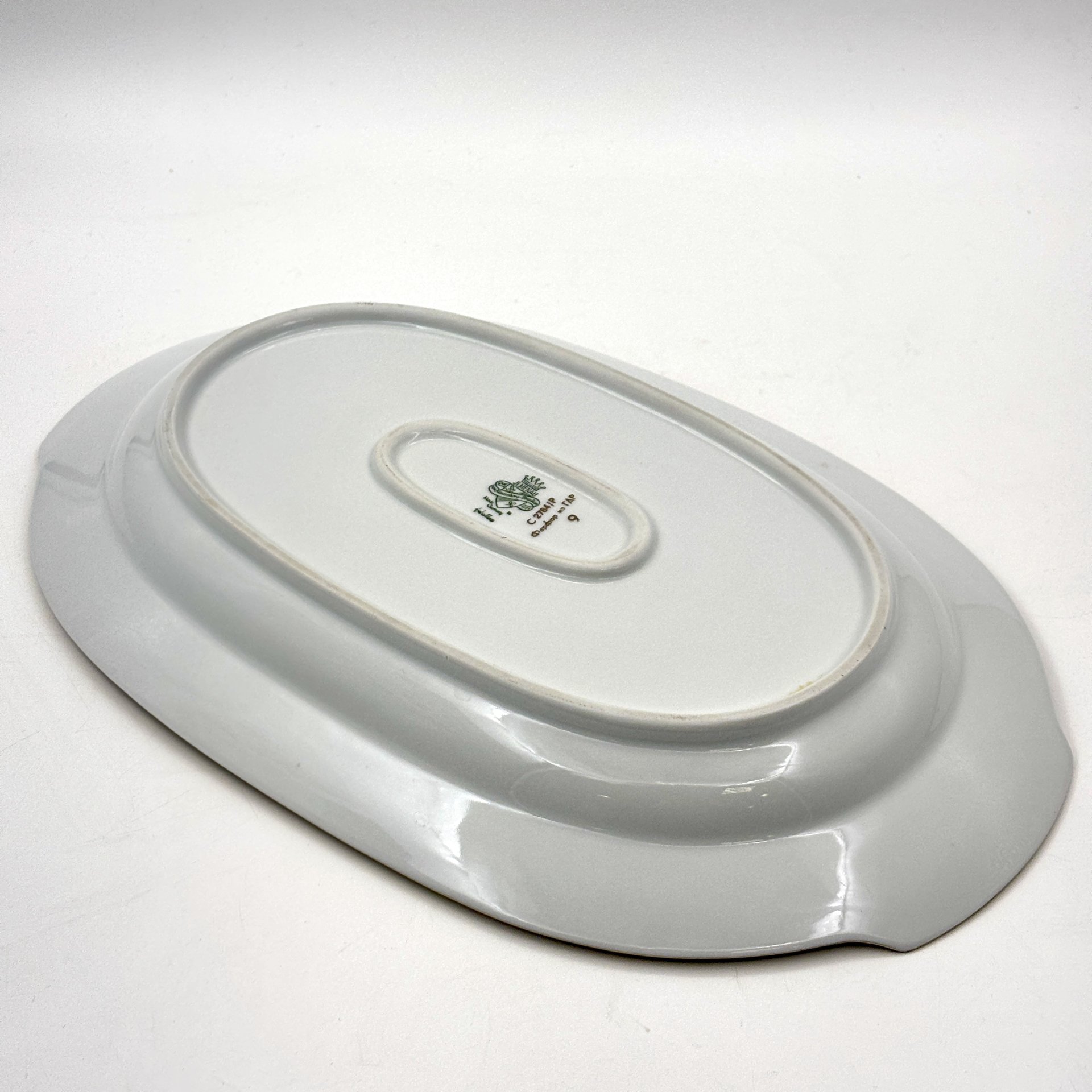 Блюдо овальной формы с цветочным декором золотистого цвета, фарфор, деколь, золочение, Graf Von Henneberg Porzellan, 1777 Jlmenau, ГДР, 1973-1977 гг.