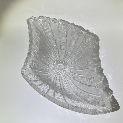 Большая фруктовница необычной формы с обильным резным декором, хрусталь, СССР, 1970-1990 гг.