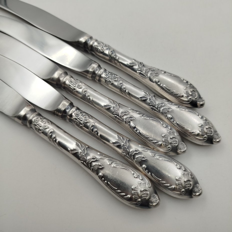 Набор столовых ножей на 5 персон, украшенных растительным декором, мНЦ (медь-никель-цинк), нержавеющая сталь, Вольнянский завод столовых приборов им. Шевченко (ЗiШ, ЗиШ), СССР, 1970-1990 гг., Вольнянский завод столовых приборов им. Шевченко (ЗiШ