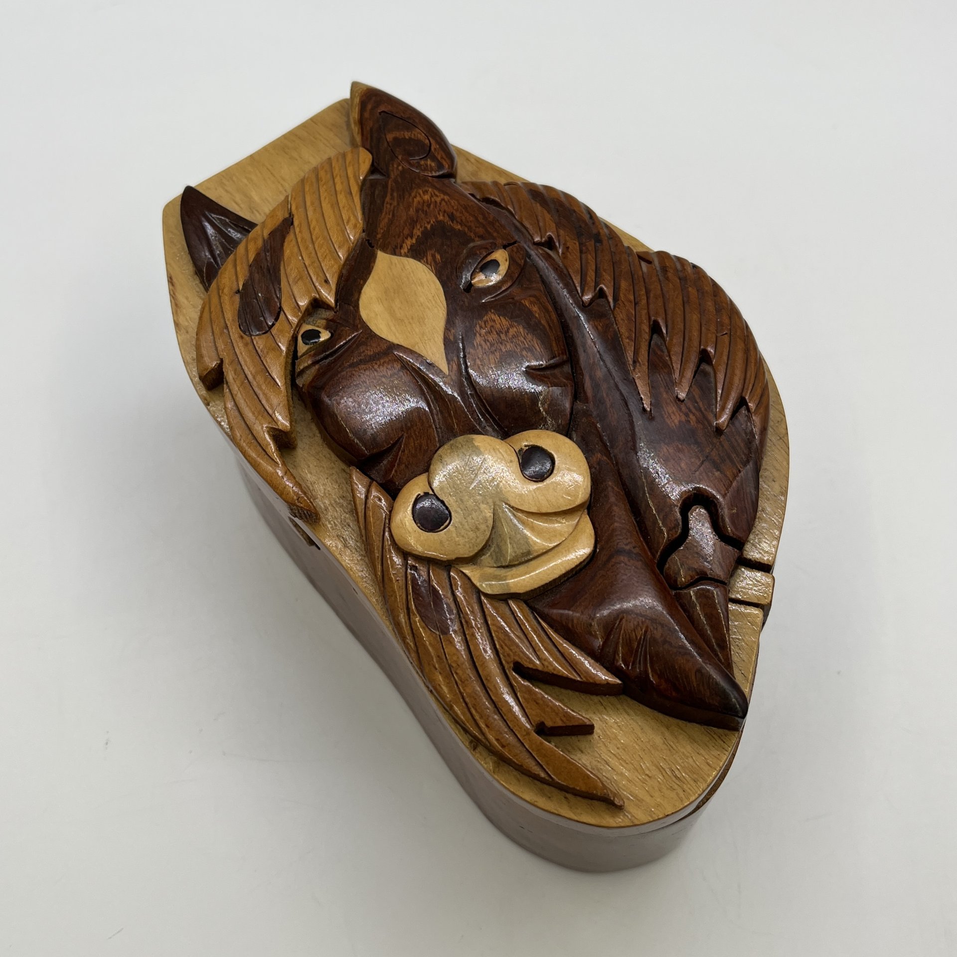 Шкатулка-головоломка с изображением лошади, дерево, резьба, лак, 2000-2010 гг.