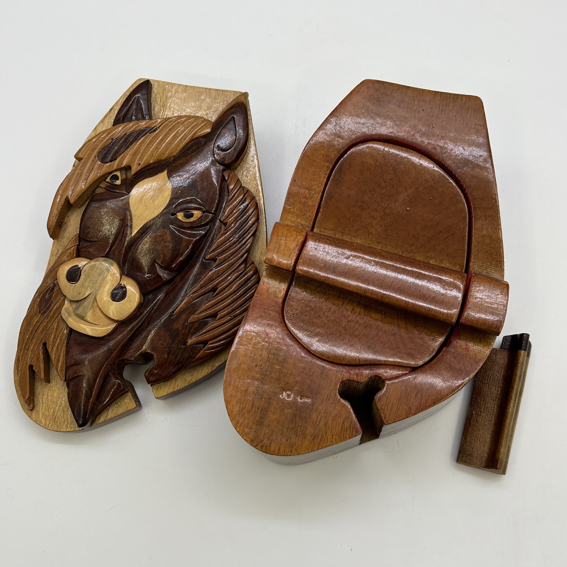 Шкатулка-головоломка с изображением лошади, дерево, резьба, лак, 2000-2010 гг.