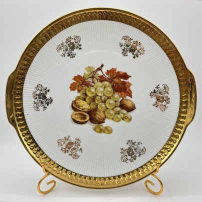 Блюдо (поднос) круглой формы, украшенное изображением винограда и грецких орехов, Leni or Erich Parbus, фарфор, деколь, золочение, Германия, 1960-1980 гг.