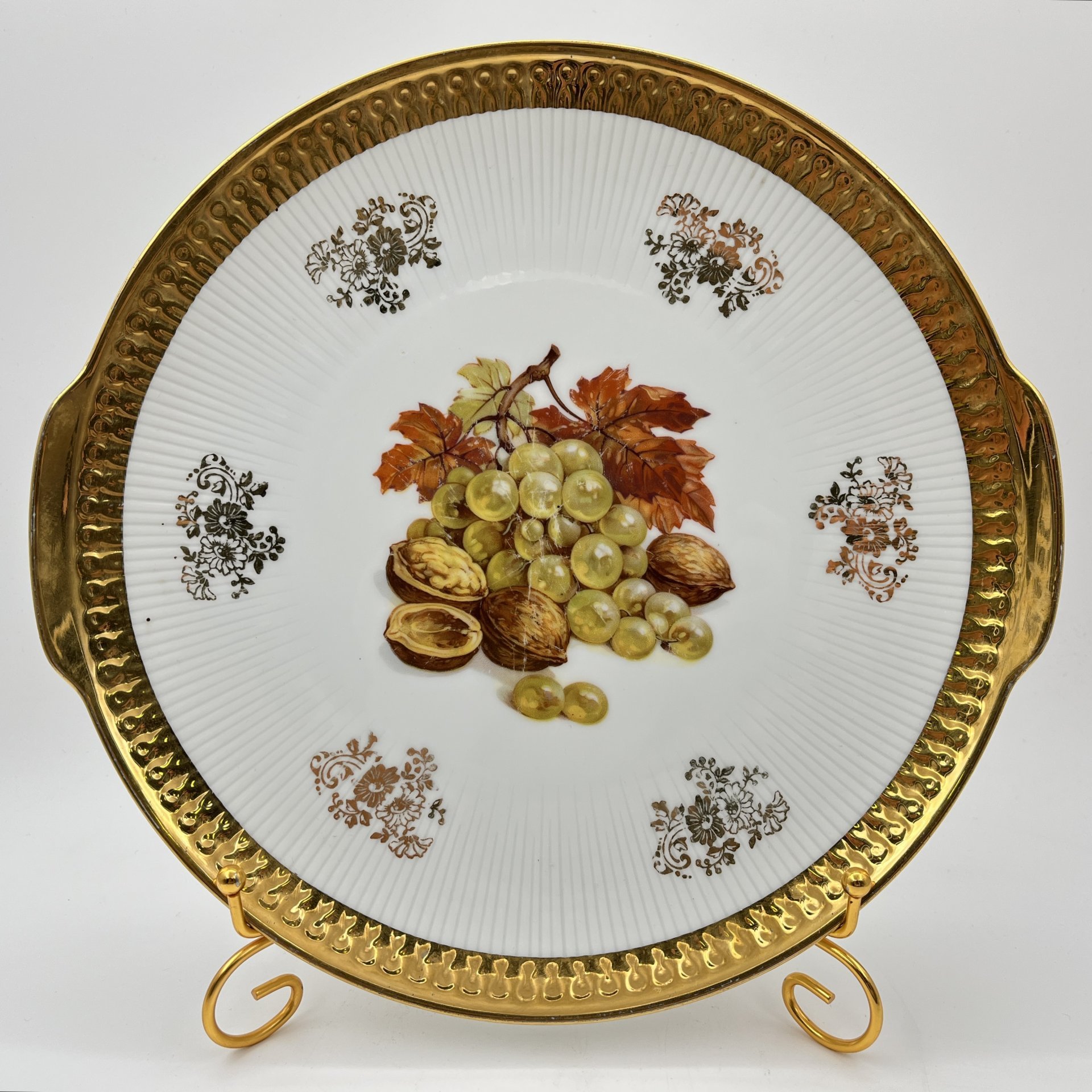 Блюдо (поднос) круглой формы, украшенное изображением винограда и грецких орехов, Leni or Erich Parbus, фарфор, деколь, золочение, Германия, 1960-1980 гг.