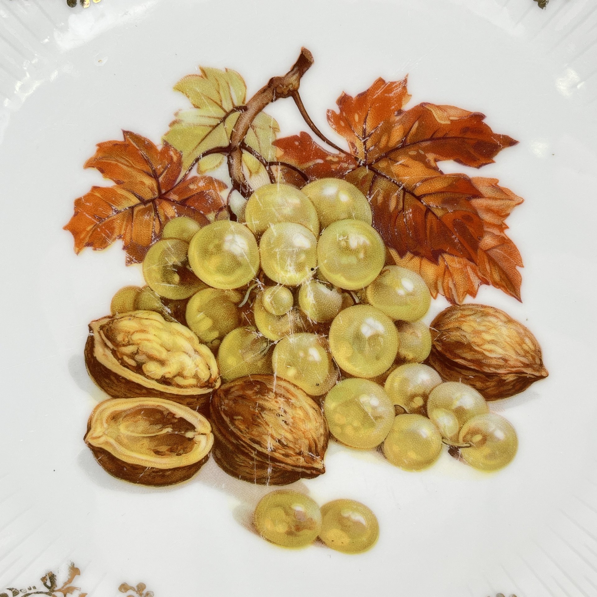 Блюдо (поднос) круглой формы, украшенное изображением винограда и грецких орехов, Leni or Erich Parbus, фарфор, деколь, золочение, Германия, 1960-1980 гг.