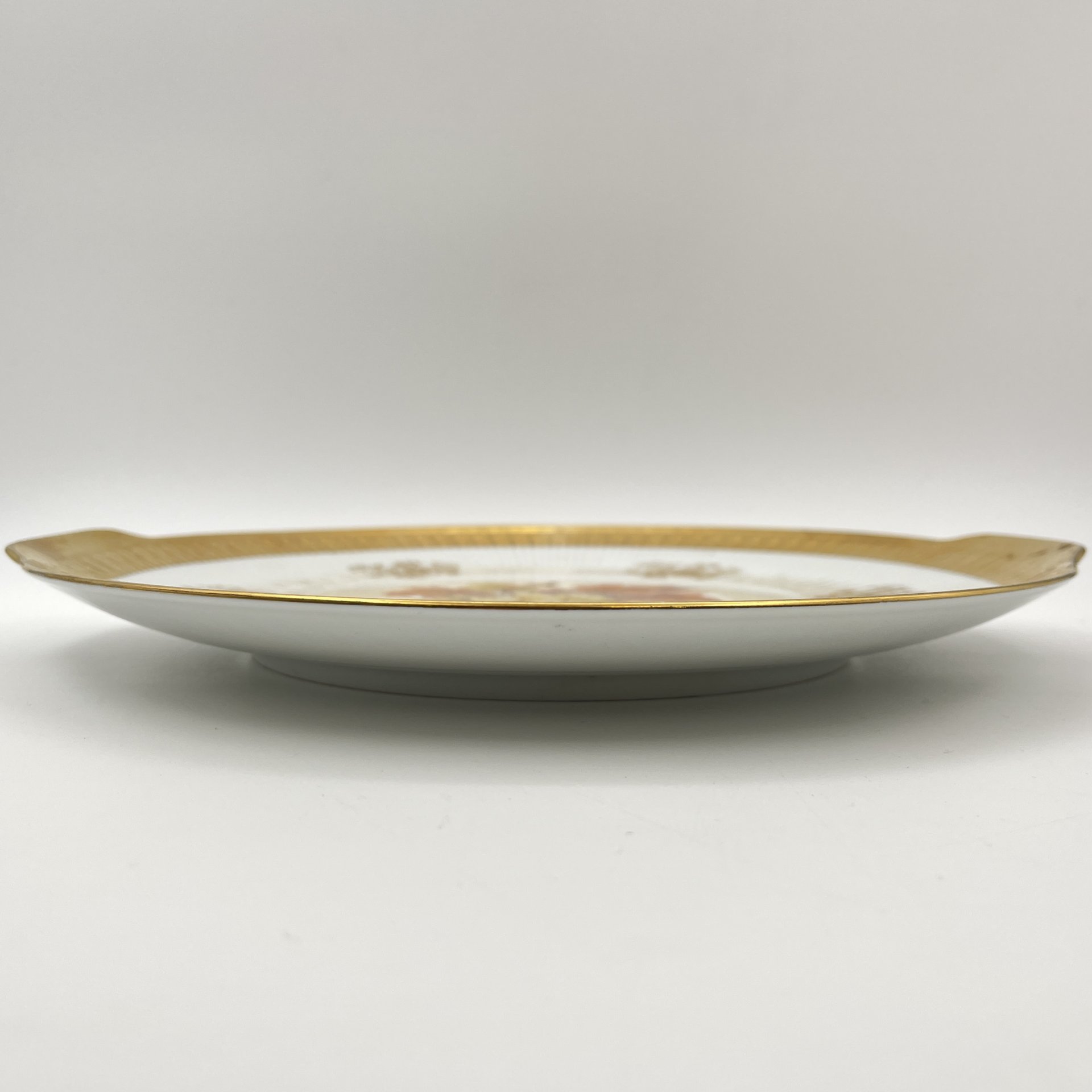 Блюдо (поднос) круглой формы, украшенное изображением винограда и грецких орехов, Leni or Erich Parbus, фарфор, деколь, золочение, Германия, 1960-1980 гг.