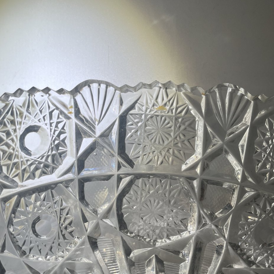 Салатник круглой формы с резным геометрическим декором