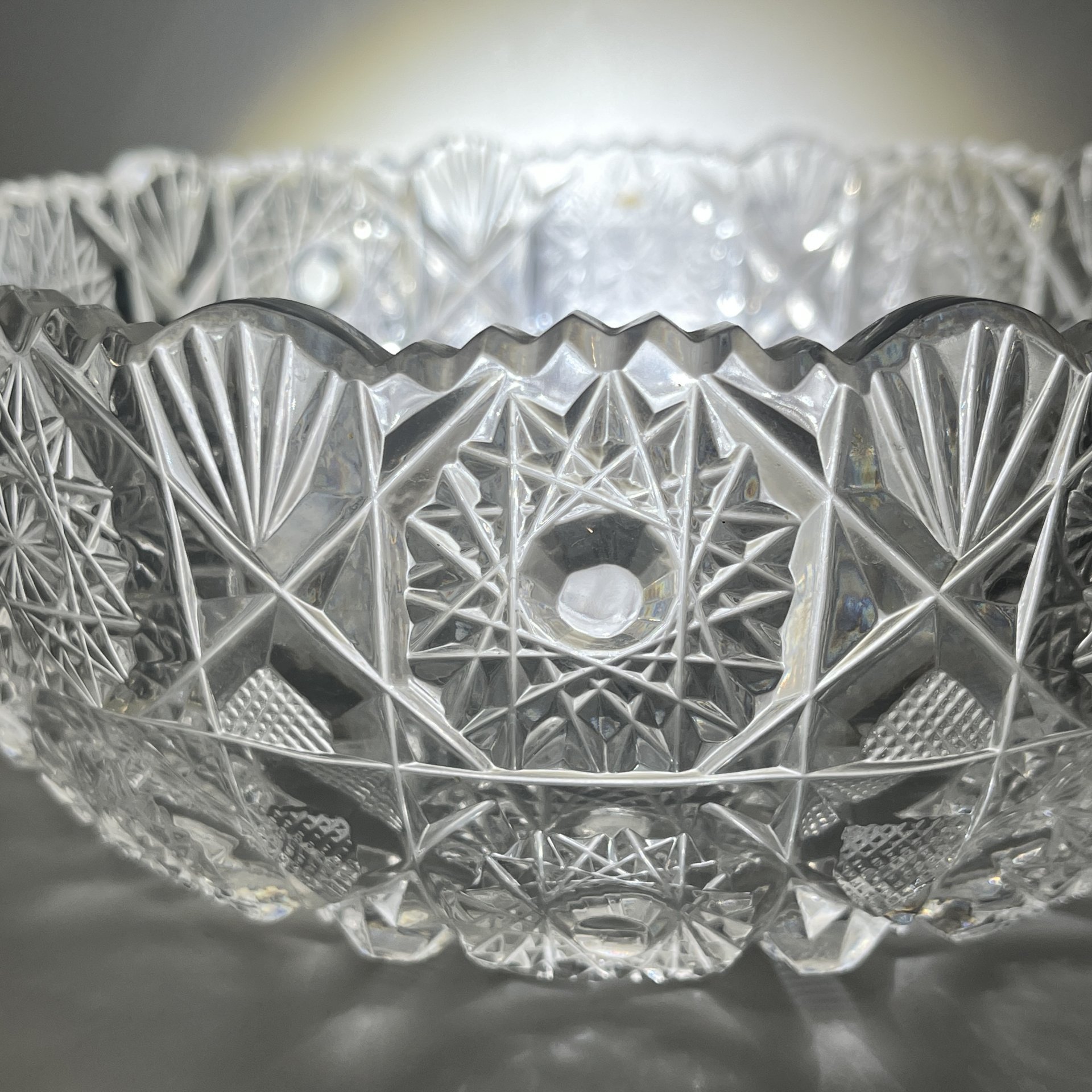 Салатник круглой формы с резным геометрическим декором, хрусталь, алмазная грань, СССР, 1970-1990 гг.