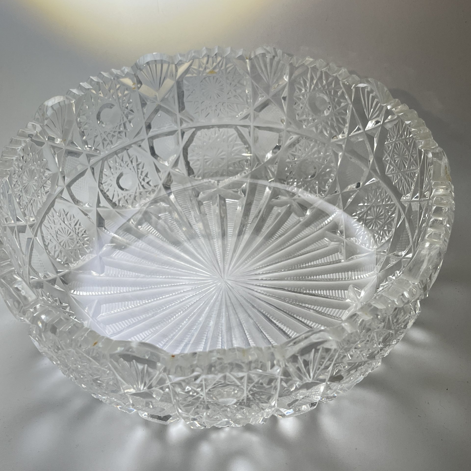Салатник круглой формы с резным геометрическим декором, хрусталь, алмазная грань, СССР, 1970-1990 гг.