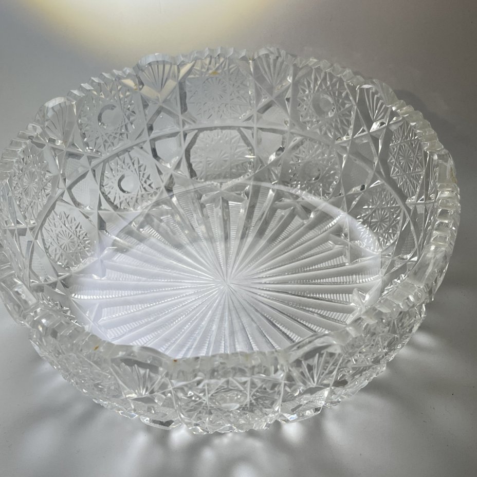 Салатник круглой формы с резным геометрическим декором