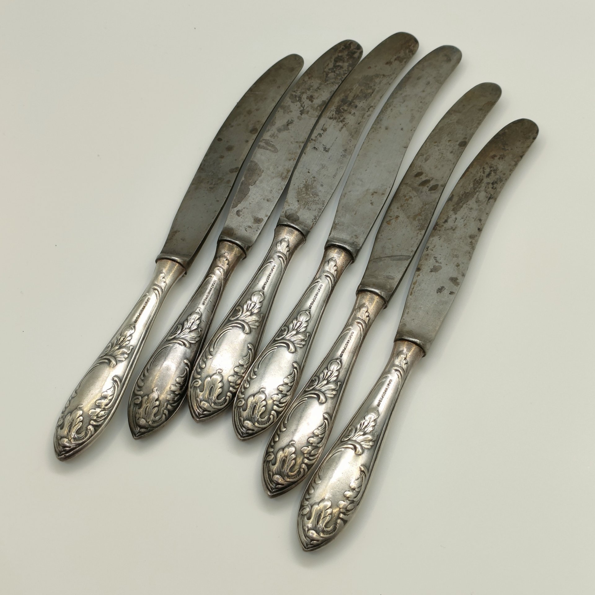 Набор из 6-ти столовых ножей с орнаментированными черенками, металл, Московский платиновый завод «Платиноприбор» (МПЗ), СССР, 1930-1940 гг.