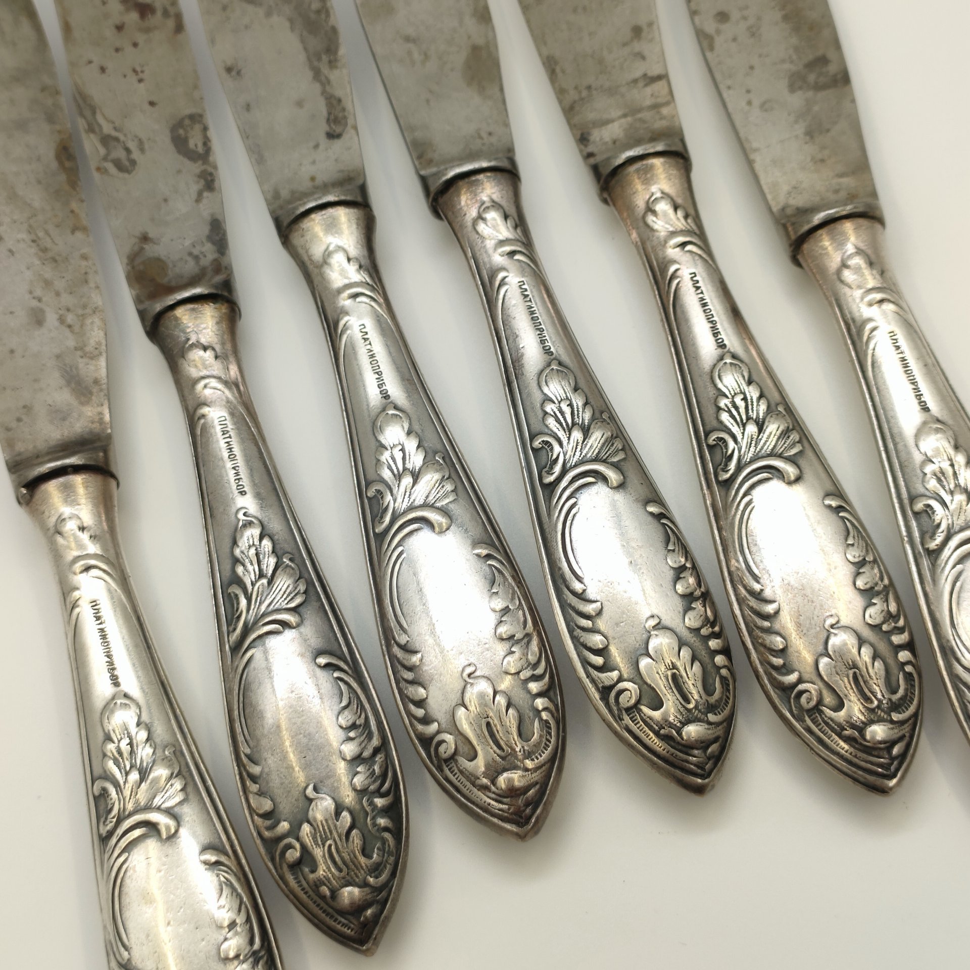 Набор из 6-ти столовых ножей с орнаментированными черенками, металл, Московский платиновый завод «Платиноприбор» (МПЗ), СССР, 1930-1940 гг.
