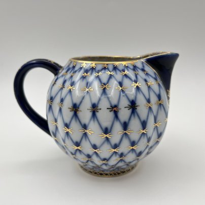 Молочник "Кобальтовая сетка", форма "Тюльпан", автор формы С.Е. Яковлева, автор рисунка А.А. Яцкевич, фарфор, деколь, золочение, Ленинградский фарфоровый завод (ЛФЗ), СССР, 1970-1992 гг.