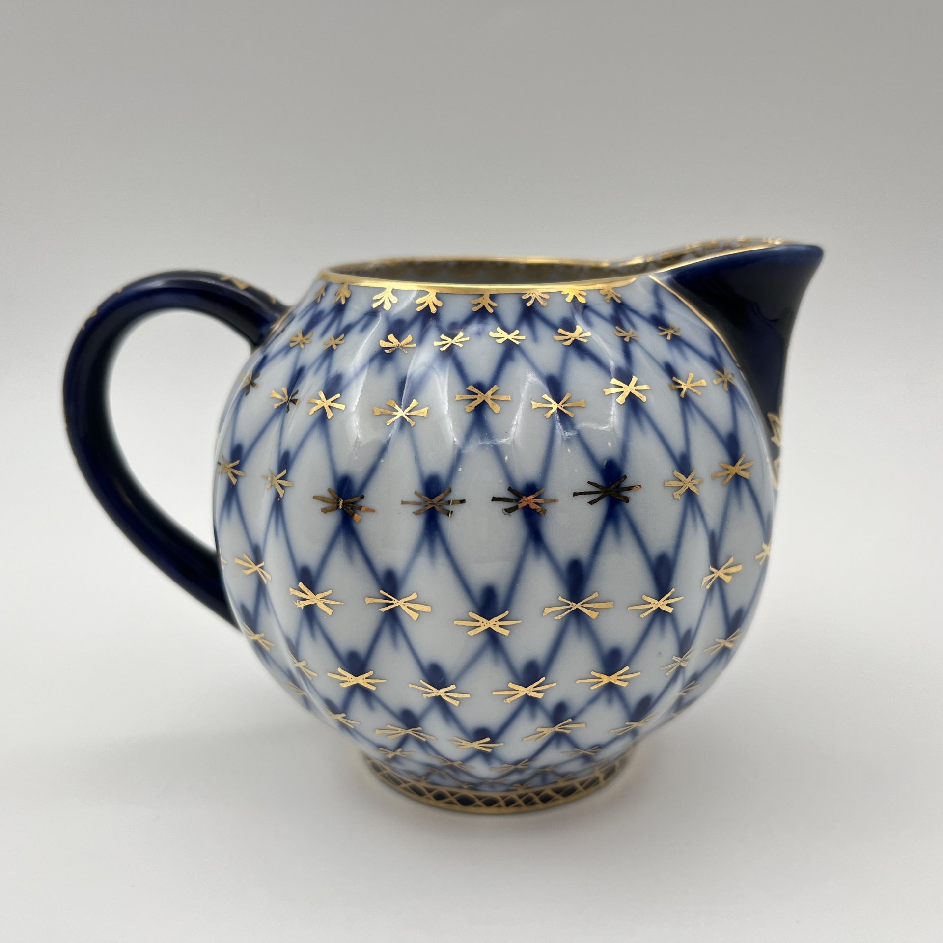 Молочник "Кобальтовая сетка", форма "Тюльпан", автор формы С.Е. Яковлева, автор рисунка А.А. Яцкевич, фарфор, деколь, золочение, Ленинградский фарфоровый завод (ЛФЗ), СССР, 1970-1992 гг.