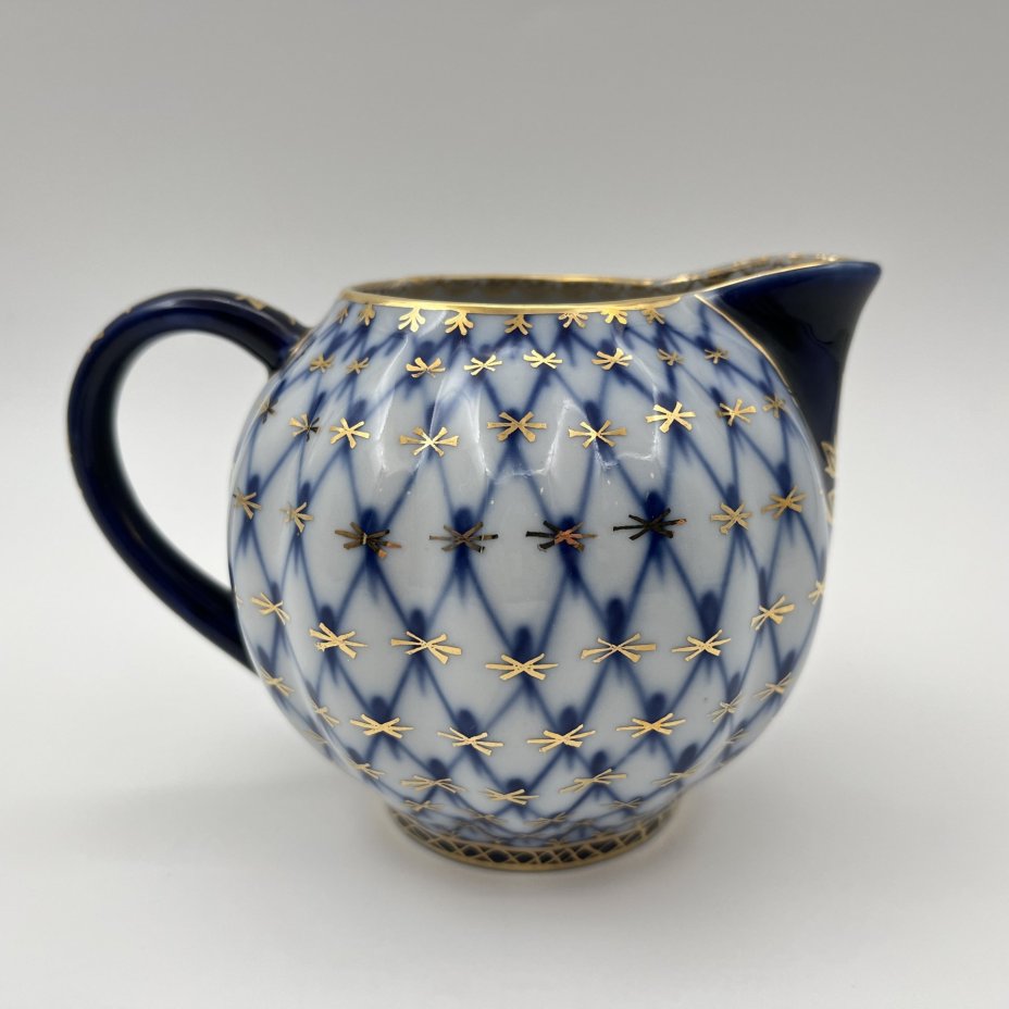 Молочник "Кобальтовая сетка", форма "Тюльпан", автор формы С.Е. Яковлева, автор рисунка А.А. Яцкевич, фарфор, деколь, золочение, Ленинградский фарфоровый завод (ЛФЗ), СССР, 1970-1992 гг.