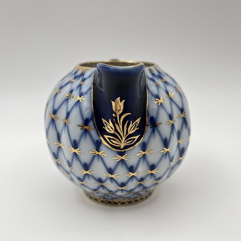 Молочник "Кобальтовая сетка", форма "Тюльпан", автор формы С.Е. Яковлева, автор рисунка А.А. Яцкевич, фарфор, деколь, золочение, Ленинградский фарфоровый завод (ЛФЗ), СССР, 1970-1992 гг.