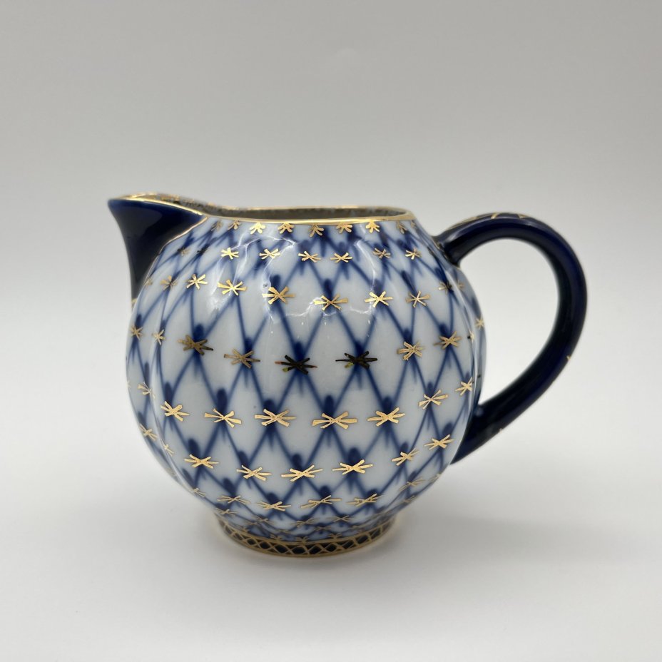 Молочник "Кобальтовая сетка", форма "Тюльпан", автор формы С.Е. Яковлева, автор рисунка А.А. Яцкевич, фарфор, деколь, золочение, Ленинградский фарфоровый завод (ЛФЗ), СССР, 1970-1992 гг.