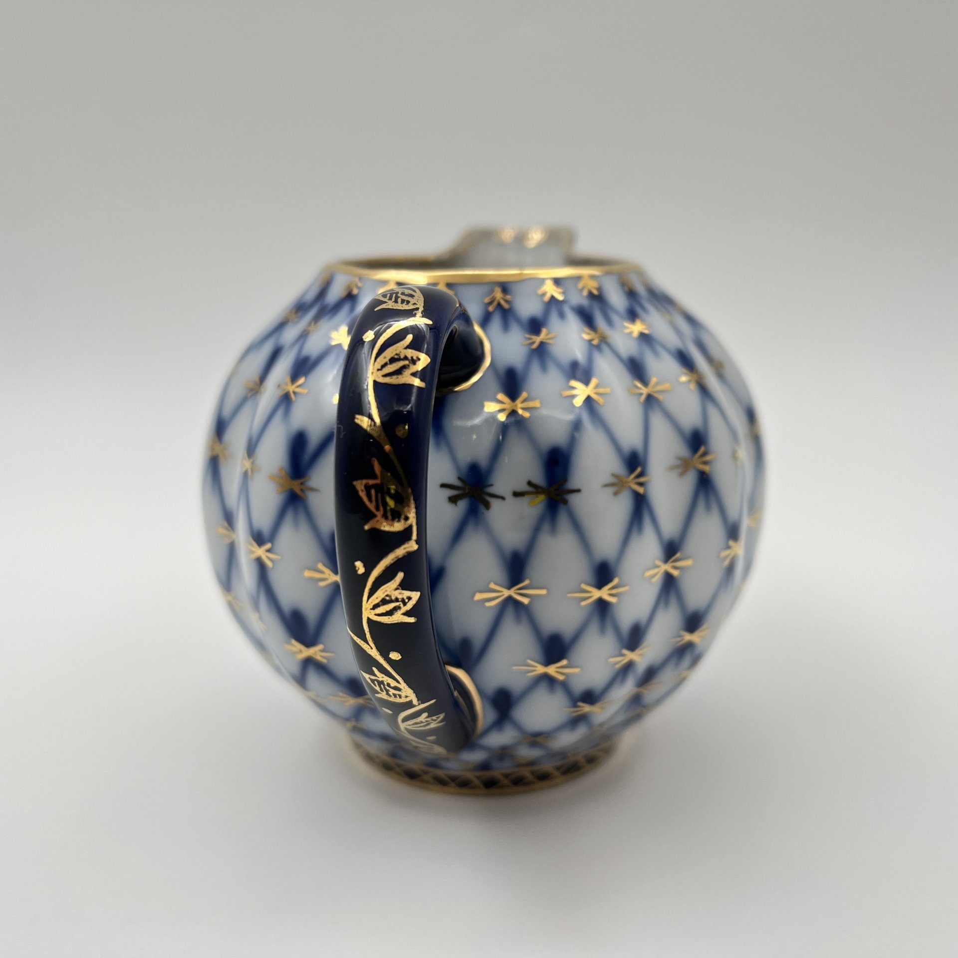 Молочник "Кобальтовая сетка", форма "Тюльпан", автор формы С.Е. Яковлева, автор рисунка А.А. Яцкевич, фарфор, деколь, золочение, Ленинградский фарфоровый завод (ЛФЗ), СССР, 1970-1992 гг.