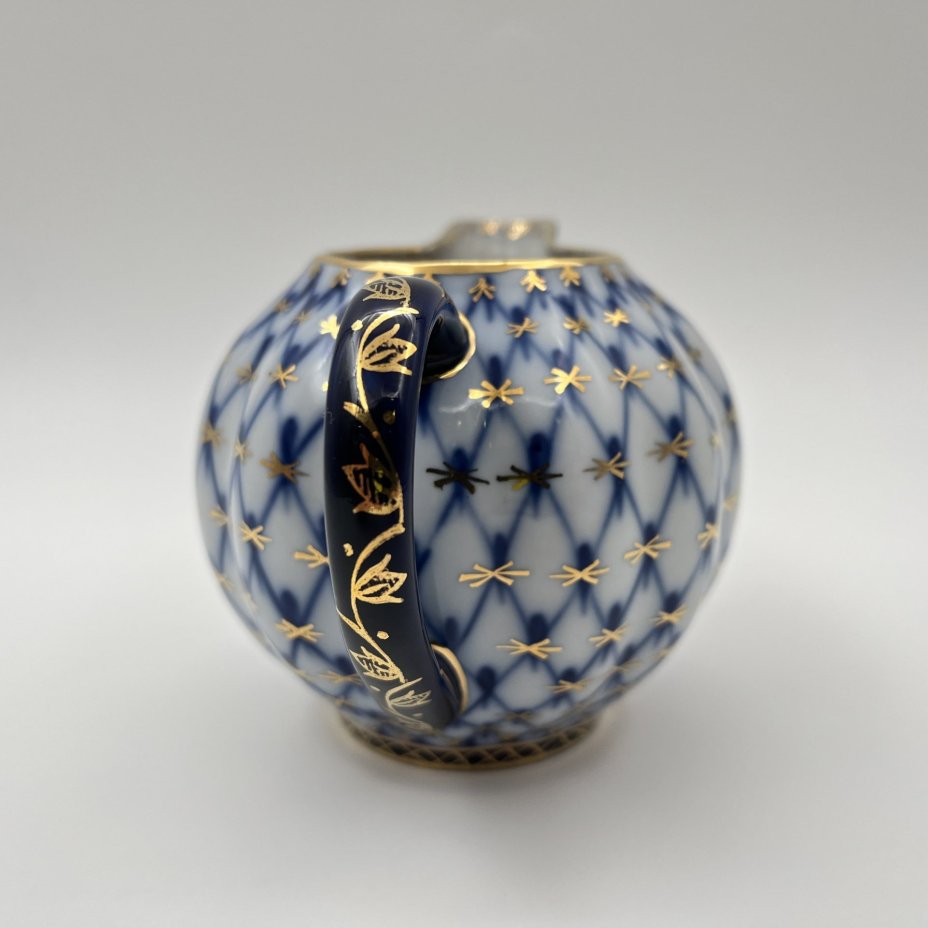 Молочник "Кобальтовая сетка", форма "Тюльпан", автор формы С.Е. Яковлева, автор рисунка А.А. Яцкевич, фарфор, деколь, золочение, Ленинградский фарфоровый завод (ЛФЗ), СССР, 1970-1992 гг.