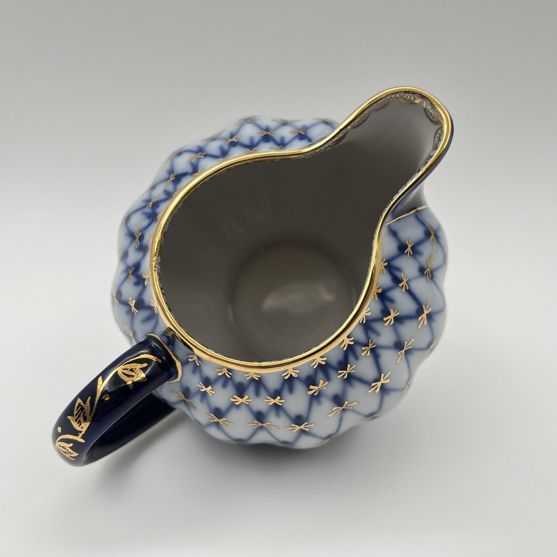 Молочник "Кобальтовая сетка", форма "Тюльпан", автор формы С.Е. Яковлева, автор рисунка А.А. Яцкевич, фарфор, деколь, золочение, Ленинградский фарфоровый завод (ЛФЗ), СССР, 1970-1992 гг.