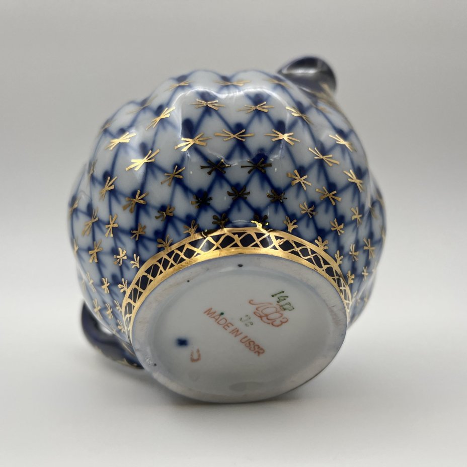 Молочник "Кобальтовая сетка", форма "Тюльпан", автор формы С.Е. Яковлева, автор рисунка А.А. Яцкевич, фарфор, деколь, золочение, Ленинградский фарфоровый завод (ЛФЗ), СССР, 1970-1992 гг.