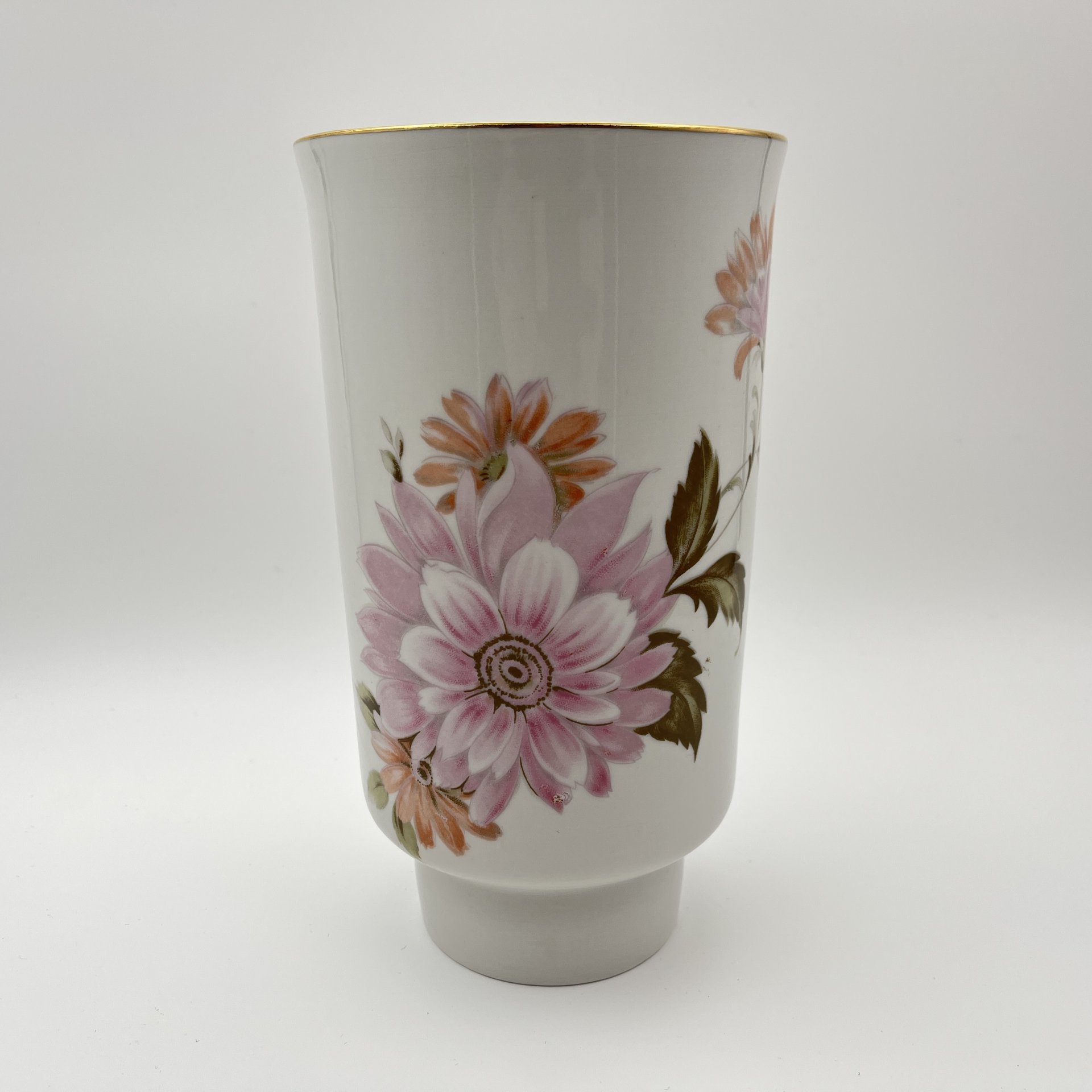Ваза цилиндрической формы "Астры", фарфор, деколь, золочение, Дулевский фарфоровый завод (Дулёво), СССР, 1968-1991 гг.